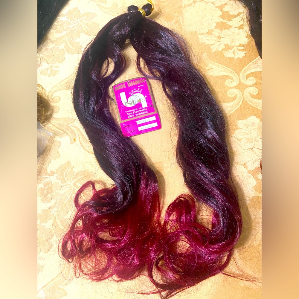 Two tones ( T2 / Burgundy ) synthetic hair .